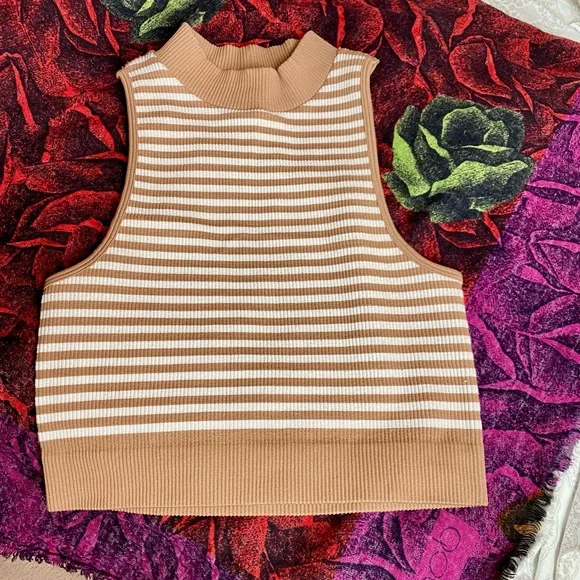 Mock Turtleneck Crop Top NWT - Picture 3 of 4